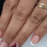 Diseño de uñas navideño con motivos festivos