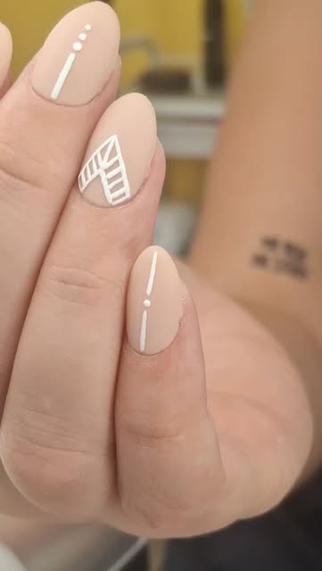 Manicura semipermanente en tono rosa nude con acabado brillante y cutícula limpia por MonArt Beatriz en Castellón