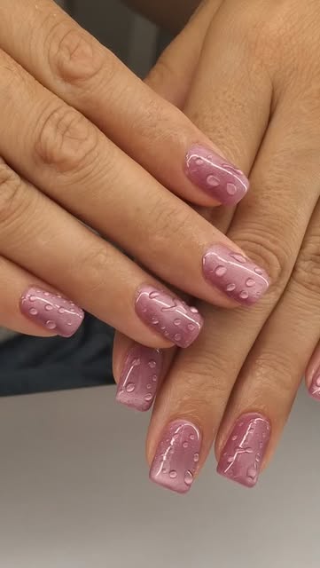 Detalle de manicura combinada rusa con acabado de precisión