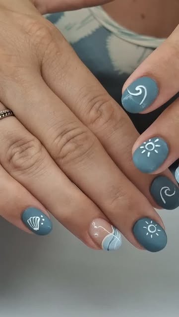 Diseño de uñas con decoración abstracta