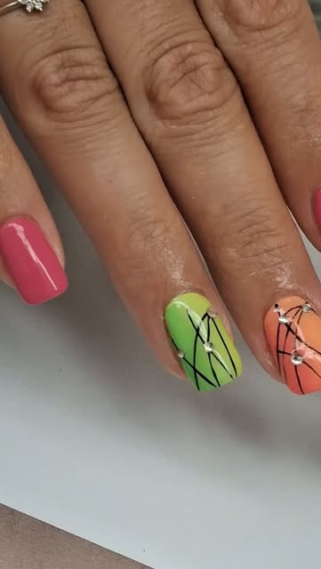 Uñas esculpidas con forma almendrada
