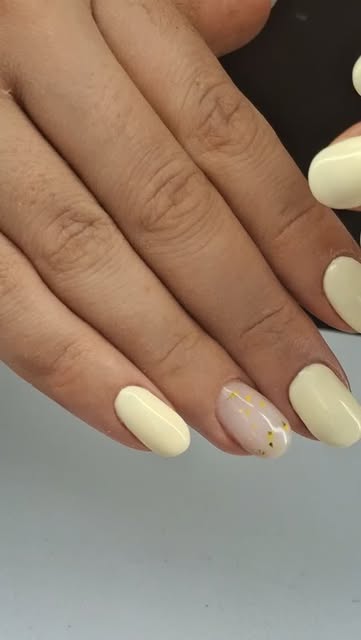 Manicura de precisión con contorno ungueal cuidado