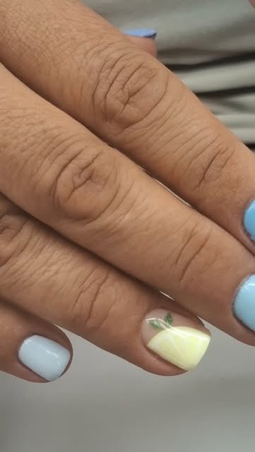 Uñas en color de temporada con acabado pulido