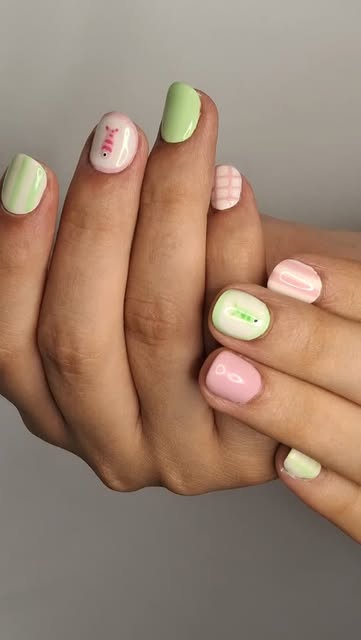 Nail art temático de sandía pintado a mano alzada con detalles de semillas