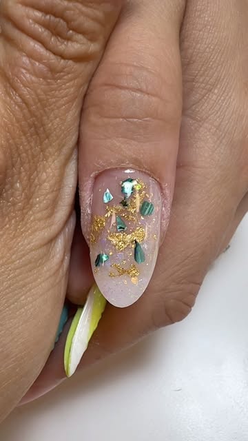 Beatriz Monroig en curso de perfeccionamiento técnico de manicura profesional con formadora