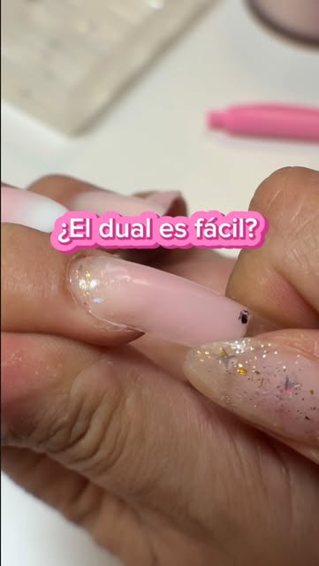 Técnica de estructura de uñas en formación profesional